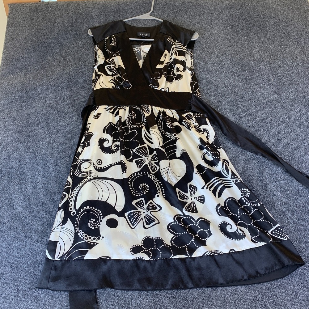 A. Byer Shift Dress Womens 3 White Black Abstract Art Floral Sleeveless Belted